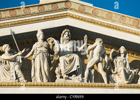 Carven auf ein Lehrgebäude, Akademie von Athen, Athen, Griechenland Stockfoto