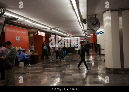 Menschen verlassen Estacion Pino Suarez Metro in Mexiko-Stadt DF Stockfoto