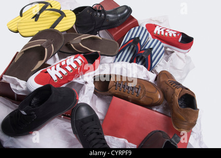 Schuhe und Sandalen in einem Schuhgeschäft in Nahaufnahme Stockfoto