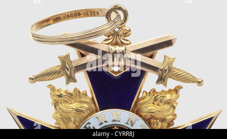 Militärische Verdienstorden,2. Klasse mit Schwertern,Jacob Leser,Bayern ca. 1914/15 Halsschmuck aus reinem Gold,Hersteller Jacob Leser in Straubing,mit einer Gewindeschwerter Applikation ebenfalls in reinem Gold,hergestellt in zweifarbigem Gold wie typisch für Leser.die Öse mit Kennzeichen '750',der Aufhängering-Ring gestanzt 'Jacob Leser' und '585'.ca. 83 x 54 mm,Gewicht 27.4 g.enthalten ist die Original 40 cm lange Bestellbandsektion.in einem fast nie getragenen, original Erhaltungszustand.die zweite Klasse der Bayerischen MVO mit Band für Kombattanten war fast exklusiv,Zusatzrechte-Abgaben-nicht erhältlich Stockfoto