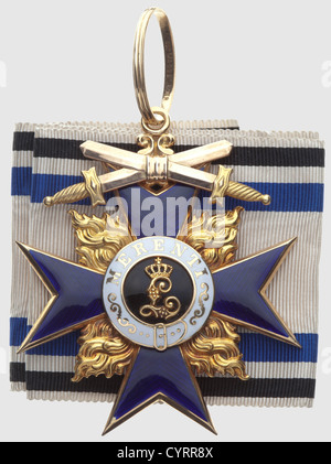 Militärische Verdienstorden,2. Klasse mit Schwertern,Jacob Leser,Bayern ca. 1914/15 Halsschmuck aus reinem Gold,Hersteller Jacob Leser in Straubing,mit einer Gewindeschwerter Applikation ebenfalls in reinem Gold,hergestellt in zweifarbigem Gold wie typisch für Leser.die Öse mit Kennzeichen '750',der Aufhängering-Ring gestanzt 'Jacob Leser' und '585'.ca. 83 x 54 mm,Gewicht 27.4 g.enthalten ist die Original 40 cm lange Bestellbandsektion.in einem fast nie getragenen, original Erhaltungszustand.die zweite Klasse der Bayerischen MVO mit Band für Kombattanten war fast exklusiv,Zusatzrechte-Abgaben-nicht erhältlich Stockfoto