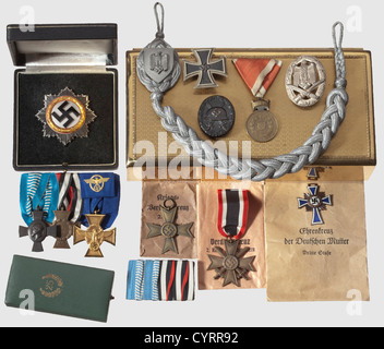 Ein verrohtes Deutsches Kreuz in Gold, und andere Auszeichnungen des Pionieroffiziers W. Frank, Armeepionier-Bataillon 635 Verdienstdatum für das Deutsche Kreuz in Gold 15. Dezember 1944. Deutsches Kreuz in Gold, makerïs Markierung '20' auf dem Befestigungsstift, 'leichte' Ausgabe mit vier Nieten in ungeschlissem Zustand (nie 7.04.10c). Eine große Prämiensetui für das Deutsche Kreuz in Gold in gutem Zustand,ein Eisernes Kreuz 1. Klasse von 1939 mit Eisenzentrum(nie 7.03.09e),ein General Assault Abzeichen aus Nichteisenmetall(nie 7.06.05a),ein gewickeltes Abzeichen 1939 in schwarz,Nichteisenmetall und ein erstes Modell Schießen,Additional-Rights-Clearences-not available Stockfoto