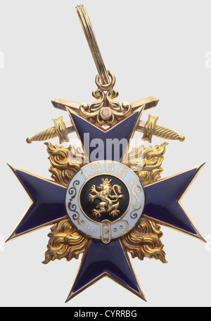 Militärische Verdienstorden,2. Klasse mit Schwertern,Jacob Leser,Bayern ca. 1914/15 Halsschmuck aus reinem Gold,Hersteller Jacob Leser in Straubing,mit einer Gewindeschwerter Applikation ebenfalls in reinem Gold,hergestellt in zweifarbigem Gold wie typisch für Leser.die Öse mit Kennzeichen '750',der Aufhängering-Ring gestanzt 'Jacob Leser' und '585'.ca. 83 x 54 mm,Gewicht 27.4 g.enthalten ist die Original 40 cm lange Bestellbandsektion.in einem fast nie getragenen, original Erhaltungszustand.die zweite Klasse der Bayerischen MVO mit Band für Kombattanten war fast exklusiv,Zusatzrechte-Abgaben-nicht erhältlich Stockfoto