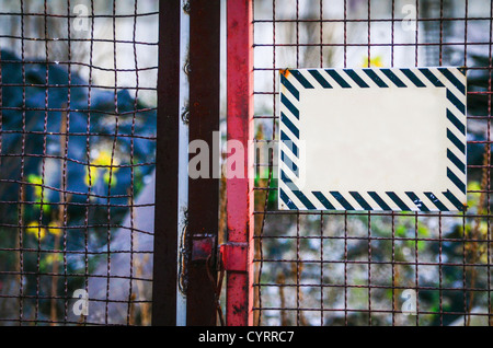 Leere Metall Warnschild am Bau Website Tür Stockfoto