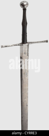 Eine deutsche Hand und ein Halbschwert, ca. 1520 breite, zweischneidige Klinge mit Messingeinlagen, gekrönter pi-Markierung und mehreren Rillen am Ricasso. Eisenquillons (alte Reparatur auf einer Seite). Die Endobjekte werden nur spärlich geschnitten. Der lederbezogene Griff ist in der Mitte dicker und mit Kordel umwickelt. Glatter Birnenförmiger Knauf. Länge 110 cm. Typisches Landsknecht Schwert für den Feldeinsatz. Siehe Schneider,Waffen im Schweizerischen Landesmuseum. Vol. 1. Nr. 67 f. Herkunft: Axel Guttmann Collection,Hermann Historica,42. Auktion,2. Mai 2002,historisch,hist,Zusatzrechte-Clearences-nicht verfügbar Stockfoto