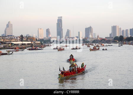 9. November 2012. Bangkok, Thailand. Königliche Lastkahn auf dem Chao Phraya River kam zurück vom Wat Arun Thai Navy Dock.  Über 2.000 Ruderer in 52 Lastkähne nahmen an der Prozession vom Va Su Kri Pier zum Wat Arun Tempel, zum ersten Mal in fünf Jahren stattfinden und unter dem Vorsitz von Kronprinz Maha Vajiralongkorn.  Der Royal Barge-Prozession an der Royal Kathin-Zeremonie in einem Teil der Feier auf Auspicious Gelegenheit von seiner Majestät des Königs 85. Geburtstag 5. Dezember 2012 präsentieren. Stockfoto