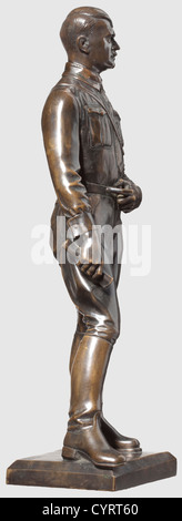 Theodor Kärner(1884 - 1966),Adolf Hitler - eine detailreiche Bronzestatuette stehende Figur,aufrecht in Kontraposto,mit Eisernen Kreuz 1. Klasse und Wundabzeichen sowie dem Nationaladler auf der Krawatte,mit einer Rolle in der rechten Hand. Dunkle Bronze, leicht gerieben, signiert auf dem Sockel 'T. KÄRNER MÜNCHEN ZIS: F. PLEINER. Gesamthöhe 40 cm. Ausdrucksstarke Figur von Professor Theodor Kärner(1884 - 1966), der vor allem durch seine Entwürfe als künstlerischer Leiter der Porzellanfabrik Allach berühmt wurde,historisch,historisch,Menschen,1930er,1930er,20ster Jahrhundert,fein,Zusatzrechte-Clearences-nicht verfügbar Stockfoto