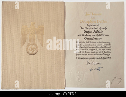 Promotionsdokument und Fotoalbum,von Luftwaffe Generalmajor Fröhlich,Ritterkreuzgewinner am 4. Juli 1940 großformatiges Promotionsdokument zum Generalmajor für Oberst Fröhlich,ausgestellt am 26. Juni 1940 vom Führerhauptquartier,mit Originalunterschrift von Hermann Göring und einer Faksimile-Unterschrift von Adolf Hitler.das doppelseitige Dokument mit blindgestempeltem Siegel ist in der Druckschrift enthalten Präsentationsmappe mit goldgestempeltem Nationaladler auf der Vorderseite.Dokumentenmaße 35.5 x 25.5 cm wenn closed.Commented Fotoalbum mit 115 überwiegend militärischen Bildern in var,Zusatz-Rechte-Clearences-nicht vorhanden Stockfoto