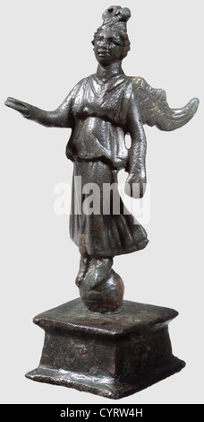 Eine römische Bronzestatuette, der Siegesgöttin Nike bzw. Victoria, 2./3. Jahrhundert n. Chr. Geflügelte Figur auf einem Globus stehend, bereitete sich die rechte Hand darauf vor, ein Attribut zu erhalten. Auf einer quadratischen, hohlen Basis. Dunkelgrüne Patina. Höhe 9 cm. Herkunft: Süddeutsche Privatsammlung, 70er Jahre und später, historisch, historisch, Menschen, Antike Welt, Antike Welt, antike Zeiten, Objekt, Objekte, Stills, Ausschneiden, Ausschneiden, Ausschneiden, Ausschneiden, mittelmeer, Edelmetall, Edelmetalle, Skulptur, Skulpturen, Statuette, Figur, Figuren, Statuetten, bildende Kunst, zusätzliche-Rechte-Clearences-nicht verfügbar Stockfoto