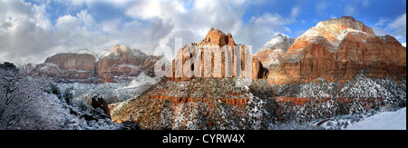 Großen Sandstein-Gipfel im Winter überragt der Virgin River nördlich von Springdale Utah im Zion National Park, USA Stockfoto