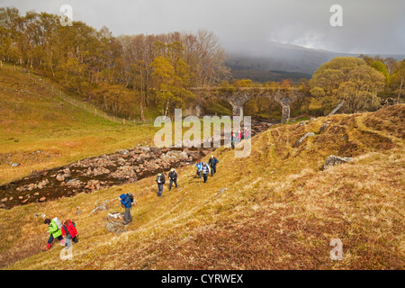 Ein Wandern Club auf die Vorfahrt von Glen Dochart, Balquhidder durch den Kirkton-Pass Stockfoto