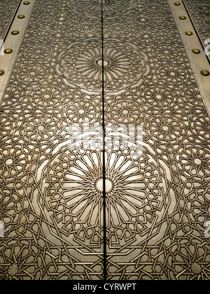 Closeup Detail der reich verzierten geometrische Gestaltung von außen Messing Eingangstür der Moschee Hassan II in Casablanca, Marokko. Stockfoto