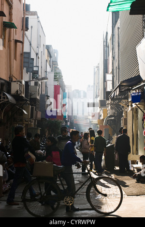 Gruppe von Menschen in einem Straßenmarkt, New Delhi, Indien Stockfoto