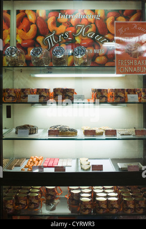 Backwaren im Kühlschrank in einem Shop, New Delhi, Indien Stockfoto