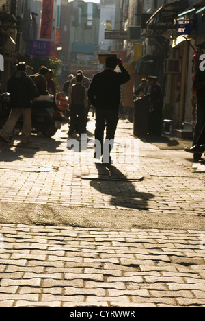 Gruppe von Menschen in einem Straßenmarkt, New Delhi, Indien Stockfoto