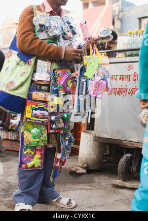 Anbieter verkaufen Spielzeug in einem Straßenmarkt, New Delhi, Indien Stockfoto