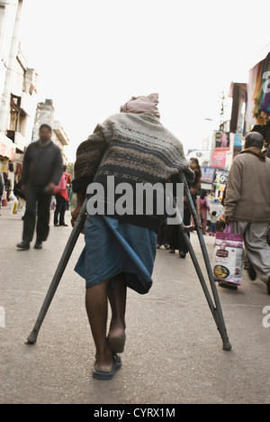 Rückansicht eines behinderten Mannes in einem Straßenmarkt, New Delhi, Indien Stockfoto