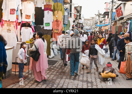 Gruppe von Menschen in einem Straßenmarkt, New Delhi, Indien Stockfoto