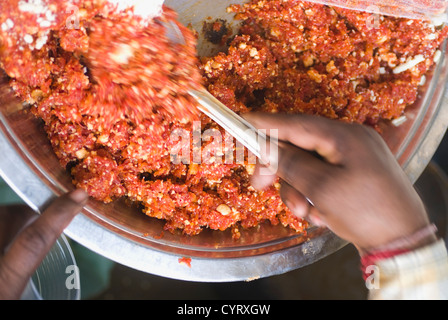 Mann verkauft Gacar Halwa traditionelle Karotte Puding in einem Straßenmarkt, New Delhi, Indien Stockfoto