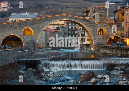 12. Jh. romanische Brücke. Camprodon. Ripolles. Provinz Girona. Katalonien. Spanien Stockfoto