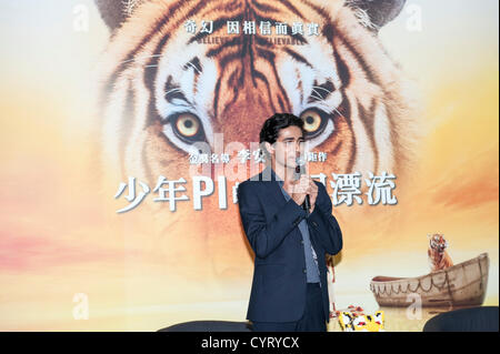 Führen Sie Suraj Sharma, Schauspieler von Ang Lee Life of Pi, bei der Eröffnungsfeier des Rhythmus und Hues Studios neueste visuelle Effekte Filmstudios, Kaohsiung, Taiwan, Freitag, 9. November 2012.  Einer der Top-Studios dieser Art in der Welt, Rhythmus und Hues Studios zur Verfügung gestellt Spezialeffekte für Ang Lees neuester Film, "Life of Pi", die öffentlich am 21. November 2012 veröffentlicht werden. Rhythmus und Hues Studios hat visuelle Spezialeffekte für über 150 großen Kinofilmen und gewann den Academy Award für "Babe" 1995 und "Der goldene Kompass" im Jahr 2008. Stockfoto