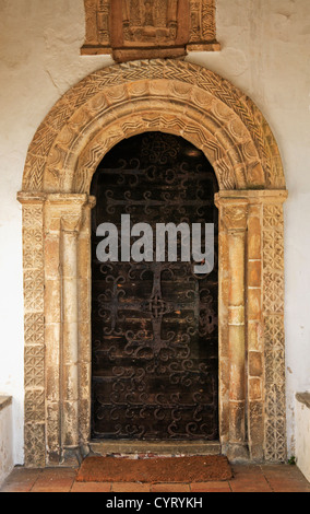 Ein Blick auf die Süd-Tür Norman in der Kirche St Mary am Haddiscoe, Norfolk, England, Vereinigtes Königreich. Stockfoto