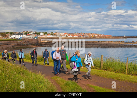 Wanderer auf der Fife Coastal Path in der Nähe von Anstruther Stockfoto