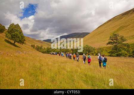 Ein Wandern Club Glen Tilt, in der Nähe von Blair Atholl. Beinn a'Ghlo ist im Hintergrund. Stockfoto