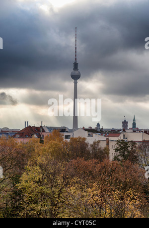 Wolken über der TV Turm im Herbst - Mitte, Berlin Stockfoto