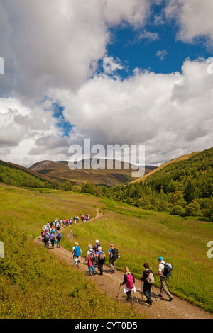 Ein Wandern Club Glen Tilt, in der Nähe von Blair Atholl. Beinn a'Ghlo ist im Hintergrund. Stockfoto