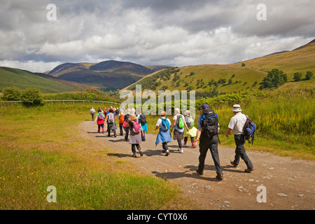 Ein Wandern Club Glen Tilt, in der Nähe von Blair Atholl. Beinn a'Ghlo ist im Hintergrund. Stockfoto