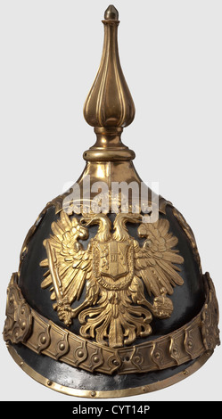 Ein Imperial und Royal Trabanten Rettungsschutz Helm, nach den Vorschriften von 1904 Schädel aus Blech verzinnt, schwarz lackiert. Vergoldete Armaturen, Innenfutter aus Leder. Fein gejagte Kinnschuppen, die seitlichen Rosetten mit Initialen 'FJI'. Hohe, balusterförmige Spitze. Höhe 32 cm. Eine extrem seltene Kopfbedeckung für diese Wacheinheit des Kaisers von Österreich und König von Ungarn,historisch,1900er,20. Jahrhundert,Imperial,Österreich,Österreichisch,Donaumonarchie,Reich,Objekt,Objekte,Stills,Clipping,Clippings,ausgeschnitten,ausgeschnitten,Ausschnitte,Ausschnitte,Helm,Helme,Kopf,Zusatzrechte-Clearences-nicht verfügbar Stockfoto