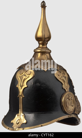 Ein Imperial und Royal Trabanten Rettungsschutz Helm, nach den Vorschriften von 1904 Schädel aus Blech verzinnt, schwarz lackiert. Vergoldete Armaturen, Innenfutter aus Leder. Fein gejagte Kinnschuppen, die seitlichen Rosetten mit Initialen 'FJI'. Hohe, balusterförmige Spitze. Höhe 32 cm. Eine extrem seltene Kopfbedeckung für diese Wacheinheit des Kaisers von Österreich und König von Ungarn,historisch,1900er,20. Jahrhundert,Imperial,Österreich,Österreichisch,Donaumonarchie,Reich,Objekt,Objekte,Stills,Clipping,Clippings,ausgeschnitten,ausgeschnitten,Ausschnitte,Ausschnitte,Helm,Helme,Kopf,Zusatzrechte-Clearences-nicht verfügbar Stockfoto