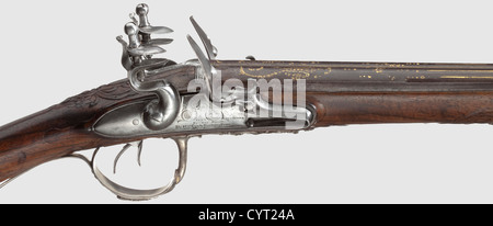 Eine doppelschalige, silberne Flintlock-Schrotflinte, Carles Simon, Paris, um 1770. Seite-an-Seite-Fässer, glatte Bohrungen in cal.14 mm mit Patentbrecher Block und Silber Vorderansicht. Floral Gold Inlay über Mündung und Hinterlauf, goldene Signatur 'SIMON PARIS RUE MAZARINE' auf der mittleren Rippe. Leicht geschnittene Flintlocks mit Platin-gefüllten Touch-Löcher und Frizzenpfannen, Schloss Platten unterzeichnet Roy du Brequier De Mgr Comte D Artois A Paris'(linkes Schloss teilweise nachgeschnitten).am Vorderende floral geschnitzte Nussbaum Halbstock mit Rocaille Ornamenten und gestempeltem Silber Fu,Additional-Rights-Clearences-not available Stockfoto