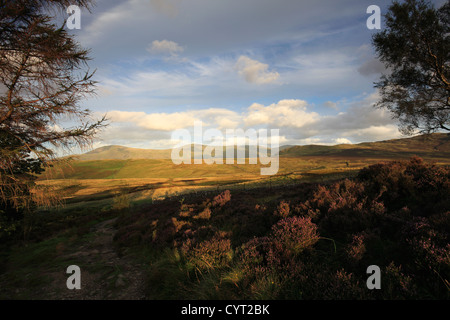 Sonnenuntergang über Walla Crag, Nationalpark Lake District, Cumbria County, England, UK Walla Crag ist eines der 214 Wainwright Fells. Stockfoto