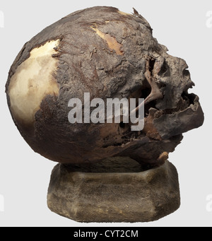 Ein Schädel einer ägyptischen Mumie eines Kindes,Dritte Zwischenperiode,ca. 1000 v. Chr. der vorbereitete Kopf eines Kindes, das stellenweise rotbraune Haare beibehält.auf der Rückseite des Schädels befinden sich noch Stücke der Bandagen, mit denen die Mumie eingewickelt wurde.Höhe des Schädels ca. 16 cm.unter Glas in einer ebonisierten Vitrine Die durch eine Schiebeplatte öffnet.eine Glasscheibe fehlt.Maße 28 x 21 x 36 cm.nach Napoleons ägyptischer Kampagne begann die moderne ägyptische Archäologie 1822 mit Jean Francois Champollion und Karl Richard Lepsius.die Entdeckungen dieser Männer l,Additional-Rights-Clearences-nicht verfügbar Stockfoto