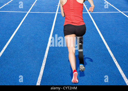 Sportler mit Handicap auf Rennstrecke Stockfoto