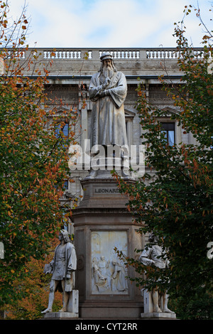 Die Leonardo da Vinci Statue in Piazza Della Scala in Herbst, Mailand, Italien, Europa. Stockfoto