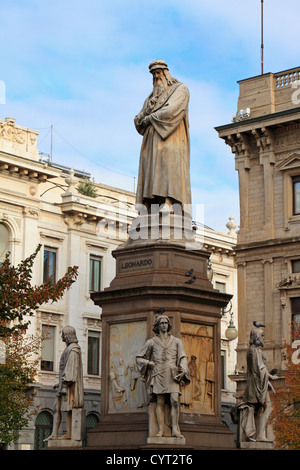 Die Leonardo da Vinci Statue in Piazza Della Scala in Herbst, Mailand, Italien, Europa. Stockfoto