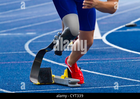 Sportler mit Behinderung beginnt das Rennen Stockfoto