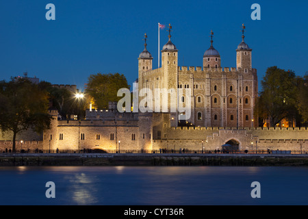 Tower von London betrachtet über die Themse, London England, UK aus. Stockfoto