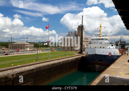 Die Algomarine Masse Transportschiff an so Schleusen in Sault Sainte Marie, Michigan, USA. Stockfoto