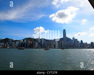 Hong Kong Skyline in der Tageszeit, zu schießen, von Tsim Sha Tsui Stockfoto