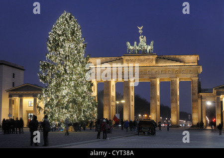 Brandenburger Tor, Pariser Platz, in der Adventszeit mit Schnee und Weihnachtsbaum, Berlin, Deutschland, Europa Stockfoto