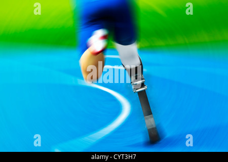 Athlet mit Kohlenstoff-Prothese auf Rennstrecke Stockfoto