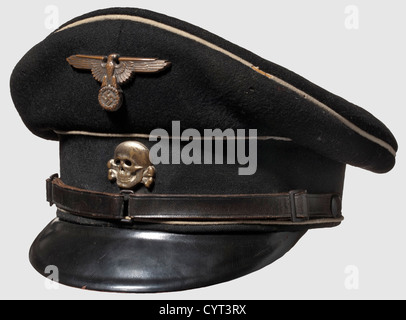 Eine Servicekappe für angerufene Männer und NCOs,der Allgemeinen SS' Sattelform,schwarzes Tuch mit weißer Paspel.die Abdeckung Oberseite,Paspel und unterer Kappenrand etwas mothy.Gelber Liner mit Zelluloid salino,in dem sich goldgestempelte Runen sowie ein RZM-Label 'vom Reichsführer befoulte Ausführung' (Ausgabe vom Reichsführer bestellt) und ein Papieretikett 'Sonder-Anfertigung'.innen gelockerte Frontdrahtstütze für Cap-Form.zweiteigiger, ungestanzter Kinnriemen.das Visier mit 'SS RZM' gestempelt, die Silberabschrift und cupal-Insignien sind verblasst.Cap-Größe ca. 56,HIS,Additional-Rights-Clearences-nicht lieferbar Stockfoto