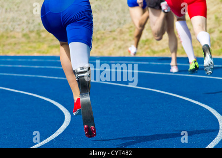 Sportler mit Handicap auf Rennstrecke Stockfoto