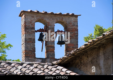 Zwei Glocken auf dem Dach einer kleinen Kirche in der Toskana in Italien. Stockfoto