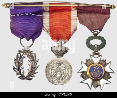 Ein belgischer dreiteiliger Orderverschluss, mit der seltenen olympischen Silbermedaille Belgisches Ritterkreuz des Kronordens, emailliertes Silber und vergoldet. Olympische Silbermedaille, auf der Vorderseite die von König Albert, auf der Rückseite Aufschrift 'VIIe OLYMPIADE ANVERS 1920' sowie das belgische Wappen. Frankreich, Palmen der Akademie, Ritter Klasse emailliertes Silber. Die belgische olympische Silbermedaille wurde nur an aristokratische Teilnehmer und an Mitglieder des IOC verliehen, extrem selten, historisch, historisch, Menschen, 1920er, 20. Jahrhundert, Medaille, Dekoration, Medaillen, Deko, Zusatzrechte-Clearences-nicht verfügbar Stockfoto