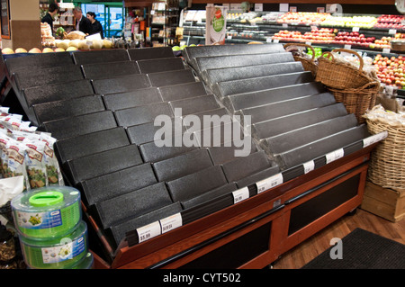 Leere Regale im Supermarkt Könige in Cresskill, New Jersey, Beweise von Panikkäufen im Zuge der Hurrikan Sandy die Okt 2012 getroffen. Stockfoto